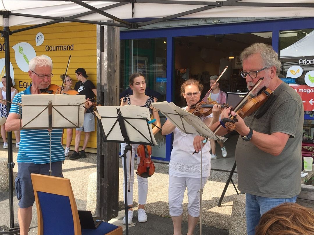 Un air de violons devant le magasin pour la fête de la musique