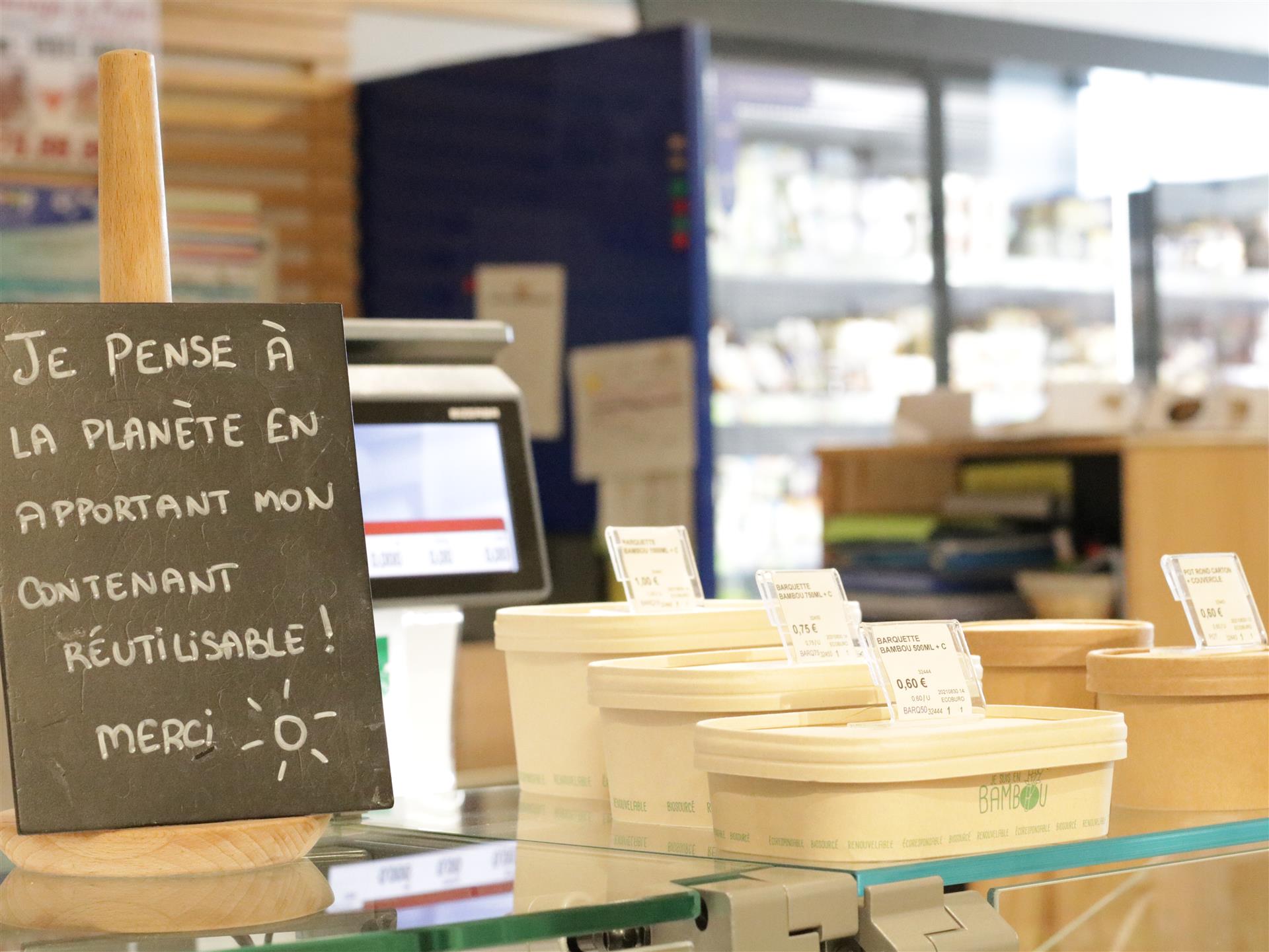 Les boîtes en bambou deviennent payantes au rayon frais - pensez à vos contenants !